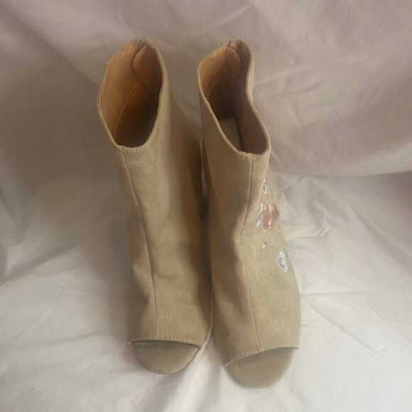 NY and Co Floral Taupe Tan Suede Ankle Bootie, Peep Toe Embroidered, size 8M - Picture 2 of 8